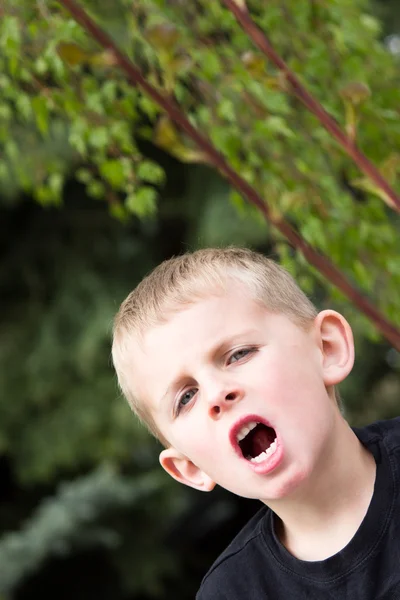 Jonge jongen buiten schreeuwen — Stockfoto