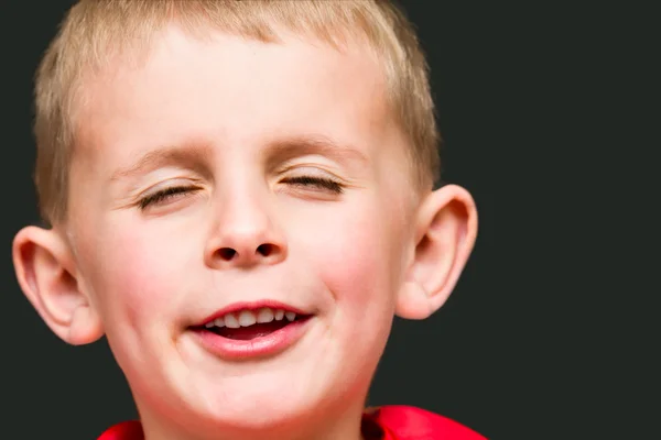 Chico joven haciendo una cara tonta — Foto de Stock