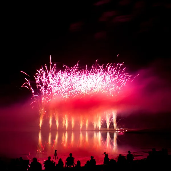 duman ve pembe fireworks yansımalar