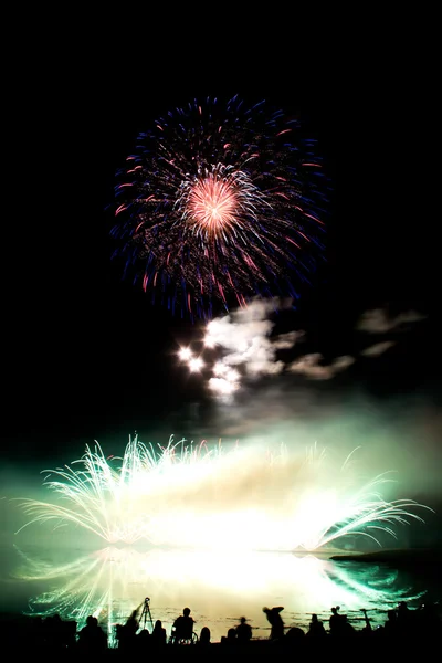 Reflecties van groene vuurwerk en rook — Stockfoto