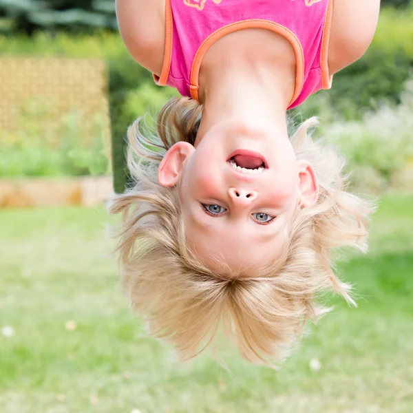 Ragazza appesa a testa in giù — Foto Stock