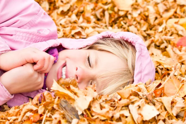 Little Girl Lying in Autumn Leaves — Stock Photo, Image