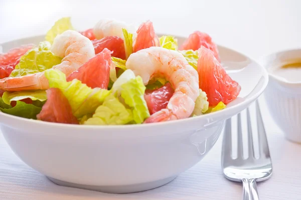 Garnalen en pompelmoes salade — Stockfoto