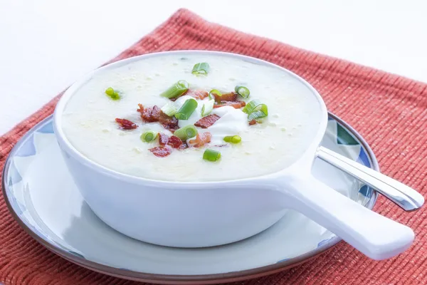 Картофельный суп без глютена и бекона — стоковое фото