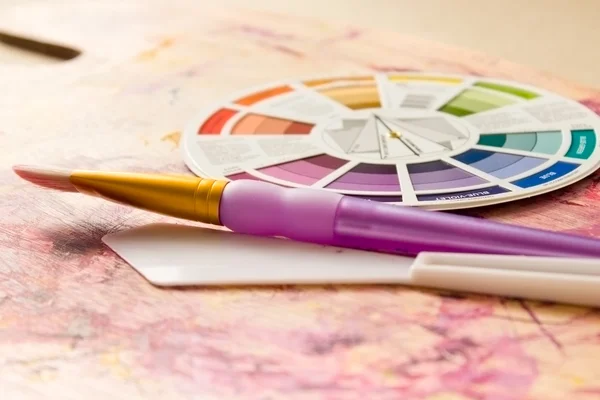 Roda a cores e acessórios para pintura — Fotografia de Stock