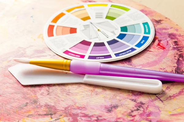 Koło barw i akcesoria do malowania — Zdjęcie stockowe