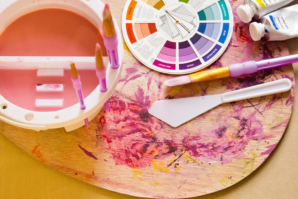 Roda a cores e acessórios para pintura — Fotografia de Stock