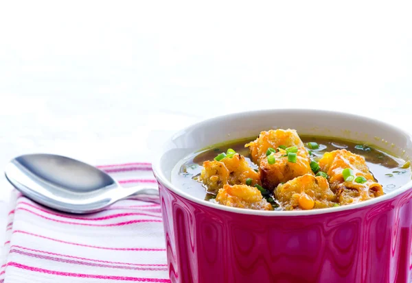 Fransız kırmızı bir kapta soğan çorbası