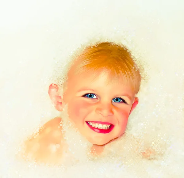 男孩在与冠的泡沫浴 — 图库照片
