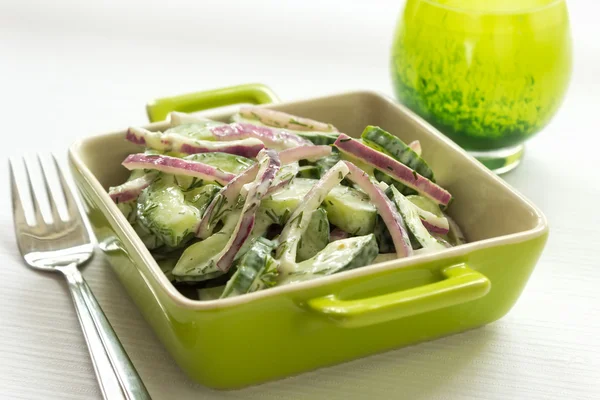 Komkommer en rode ui salade — Stockfoto