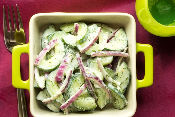 Komkommer en rode ui salade — Stockfoto