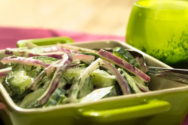 Komkommer en rode ui salade — Stockfoto