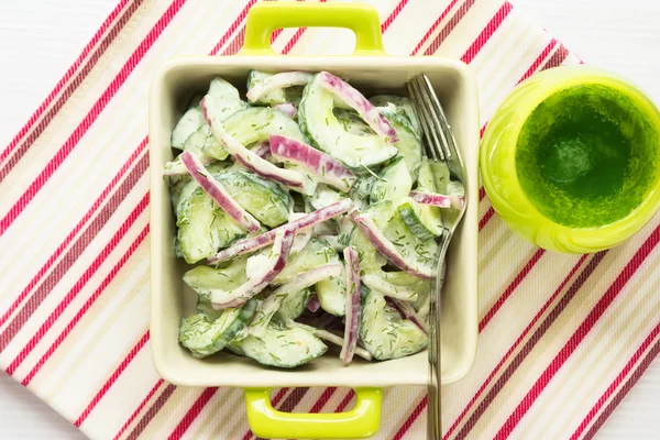 Salatalık ve kırmızı soğan salata — Stok fotoğraf