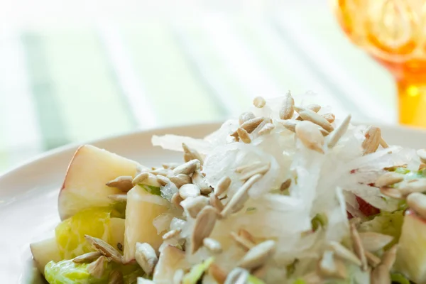 Maçã crocante e salada de sementes de girassol — Fotografia de Stock