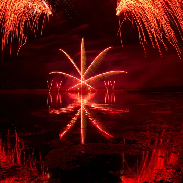 Взрывы красного фейерверка — стоковое фото