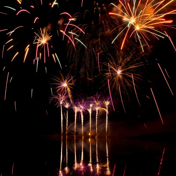 pembe fireworks patlamaları