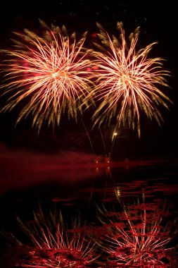 turuncu ve kırmızı havai fişek