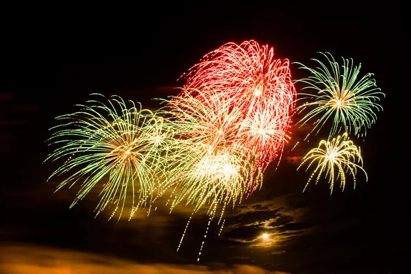 yeşil, kırmızı ve sarı havai fişek patlamaları