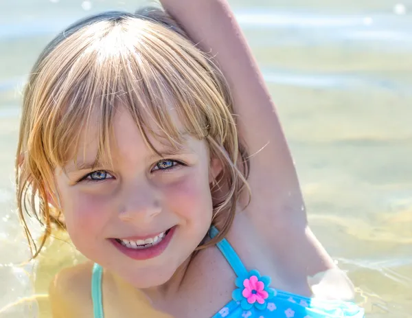 湖で幸せで、砂浜の少女 — ストック写真