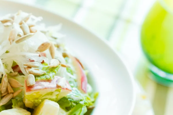 Krokante apple en zonnebloempitten salade — Stockfoto