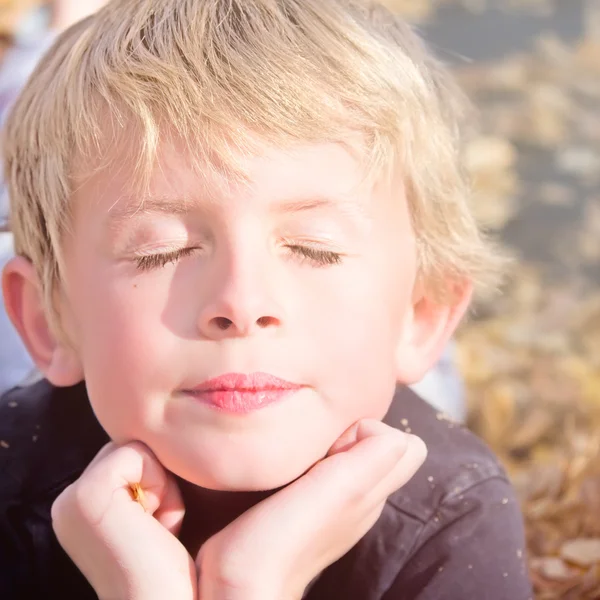 Ragazzo godendo autunno divertimento — Foto Stock