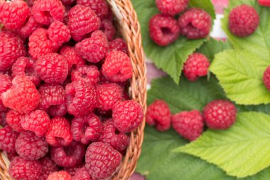 sepet içinde tatlı organik ahududu