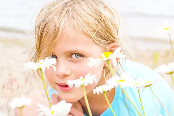 漂亮的小的金发女孩，在一片雏菊 — 图库照片
