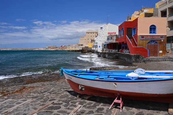 Bateau de pêche sur la plage du village El Medano, Tenerife — Photo