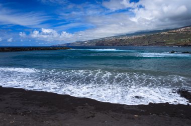 siyah volkanik kumsal puerto de la Cruz'da güzel bulutlar gökyüzünde tenerife ile