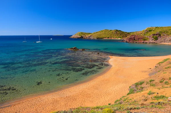 Widok z plaży w cala cavalleria bay, menorca — Zdjęcie stockowe