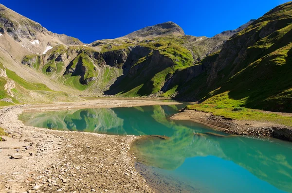 Grönt vatten fjällsjö i nationalparken hohe tauern — Stockfoto