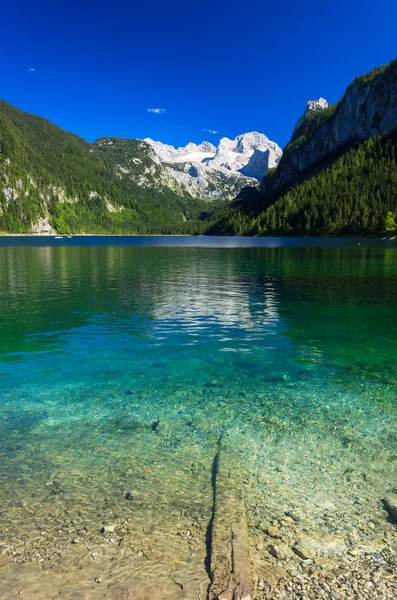 Hermoso lago alpino con agua verde cristalina — Foto de Stock