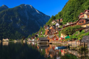 hallstatt dağ köyü güneş doğarken