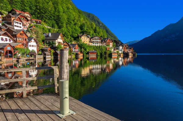 Sunrise at Hallstatt mountain village — Stock Photo, Image