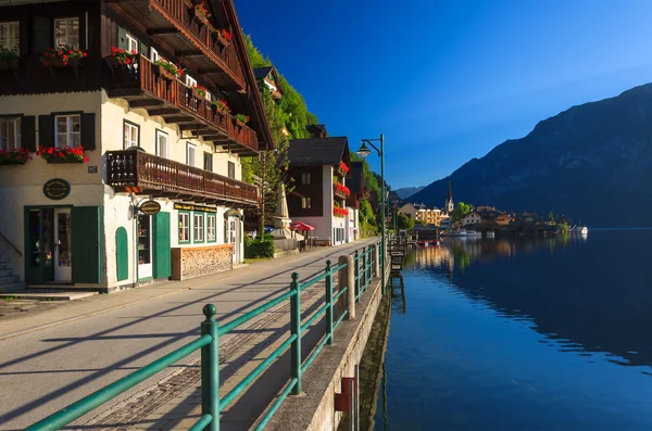 A reggeli fényben Hallstatt tóparti város utca — Stock Fotó