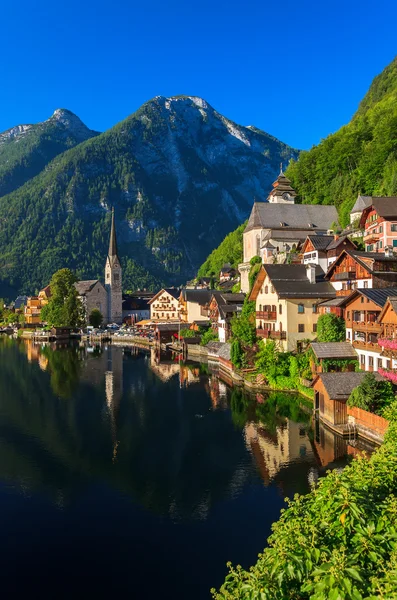 Matahari terbit di desa pegunungan Hallstatt — Stok Foto