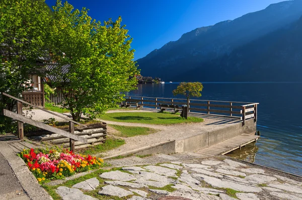 Sunrise at Hallstatt mountain village and lakeside promenade — Stock Photo, Image