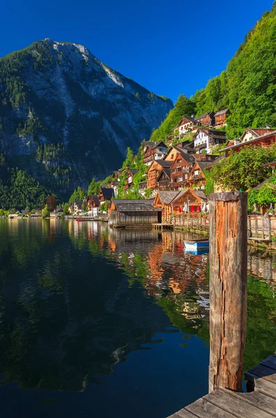 Sunrise at Hallstatt mountain village — Stock Photo, Image