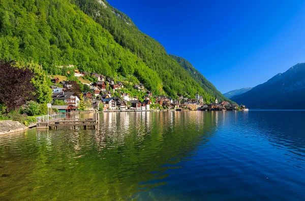 Nascer do sol na aldeia de montanha de Hallstatt — Fotografia de Stock