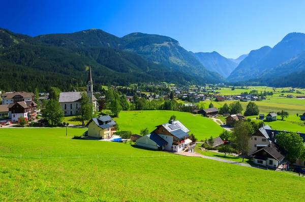 Widok wsi gosau w alpejskiej dolinie w okresie letnim — Zdjęcie stockowe