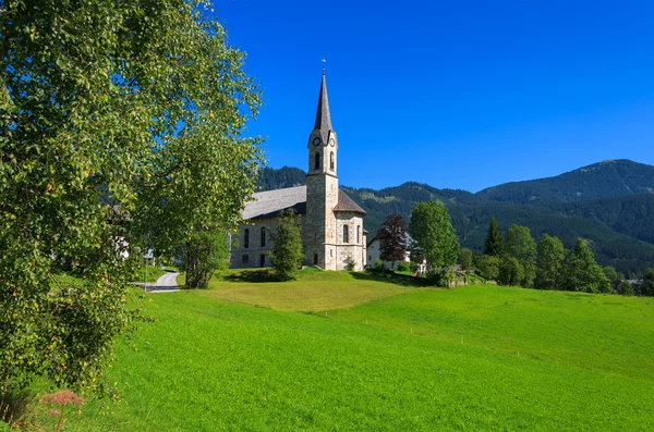 Eglise dans village de montagne en été — Photo