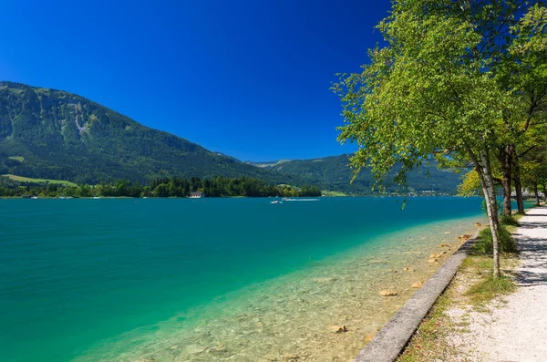 Bela água azul-turquesa do lago Wolfgang — Fotografia de Stock