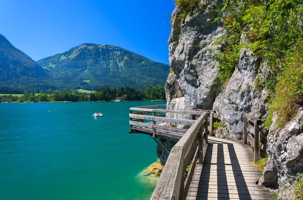 Passarela de madeira ao longo do belo lago Wolfgang nas montanhas dos Alpes — Fotografia de Stock