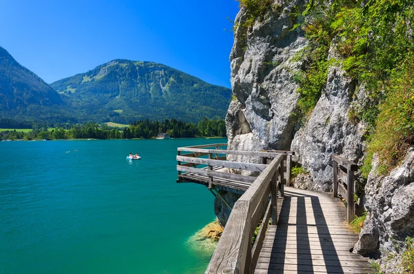 Houten wandelpad langs prachtige wolfgang meer in de bergen van de Alpen — Stockfoto