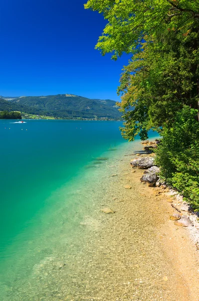 Vacker turkos vatten av wolfgang lake — Stockfoto