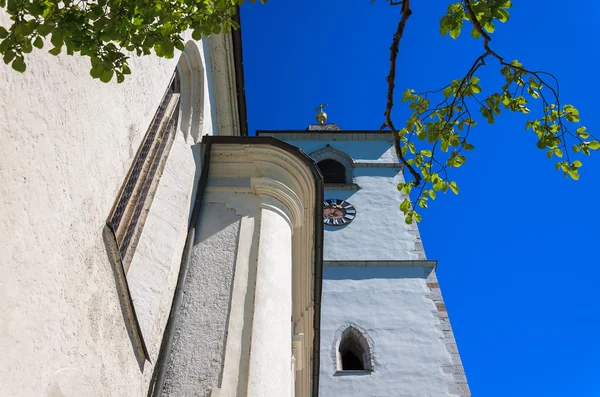 Piękny biały kościół, budynek z zielonych liści w ramce — Zdjęcie stockowe
