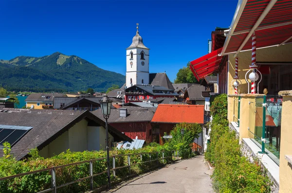 Blick auf die Straße in Sankt Wolfgangstadt im Sommer — Stockfoto