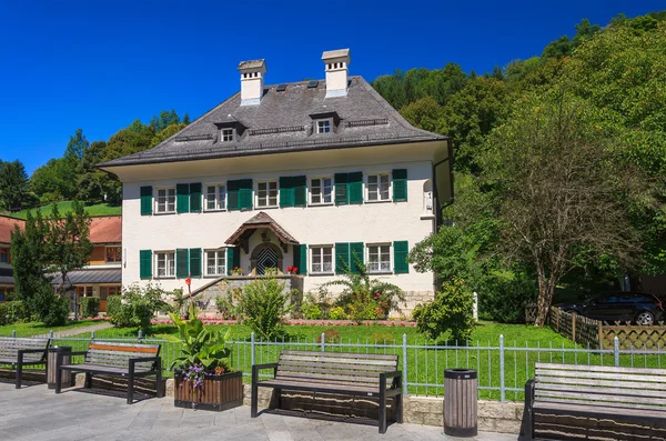 Traditionella hus i lilla alpina staden — Stockfoto