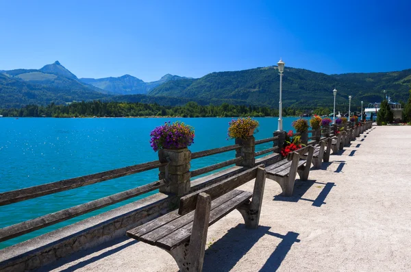 Strandpromenaden med blommor och bänkar på vid wolfgangsee sjö i sommar — Stockfoto