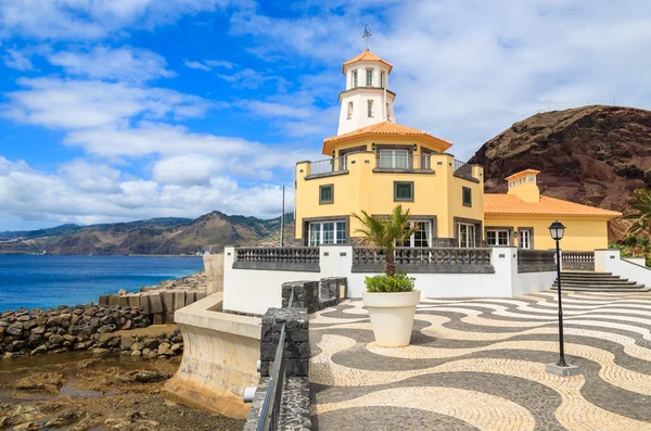 Faro en la orilla y cielo azul soleado con nubes blancas — Foto de Stock